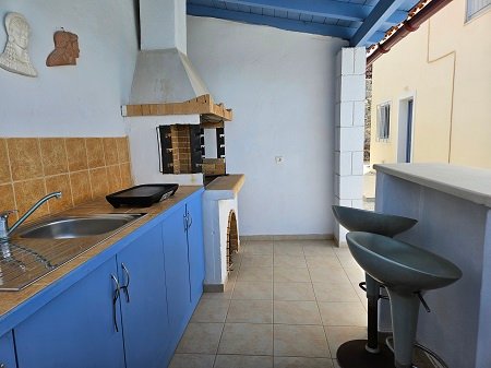 Un bureau bien équipé et agréable pour le télétravail, mais qui pourrait être transformé en chambre cuisine exterieure